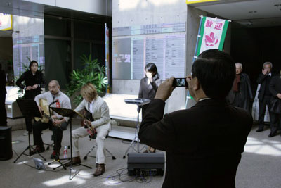 一途撮影をする牧野市長